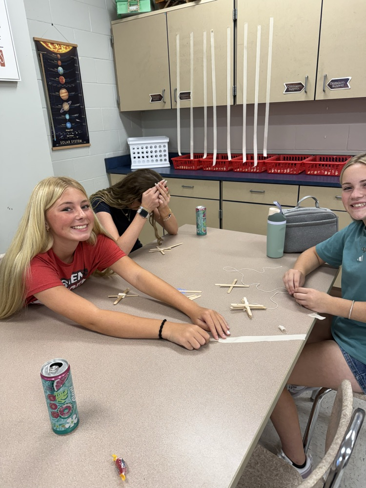 Mrs. Reitter’s (Shelanskey) Science class made inquiries and observations when given a set of supplies. Students tried to build the biggest standing tower!