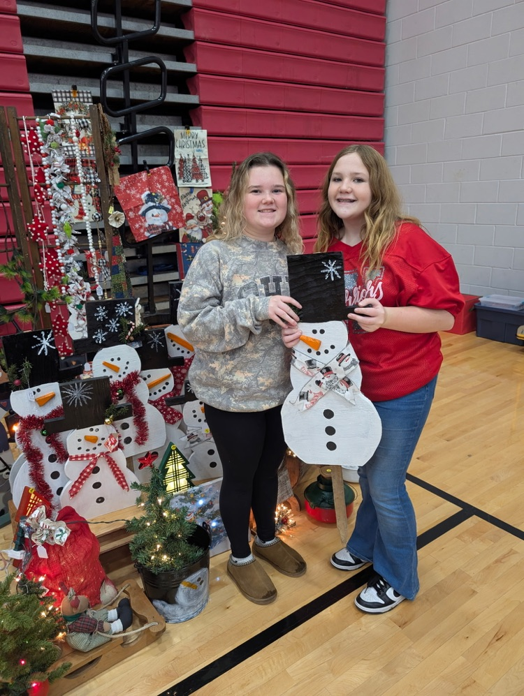 Over the weekend Goshen Middle School’s Leo Club had the opportunity to serve at the Holly Fair. They also had the honor of carrying the banner for the Goshen Chamber of Commerce’s Hometown Christmas parade. We are so proud of our Warriors! 