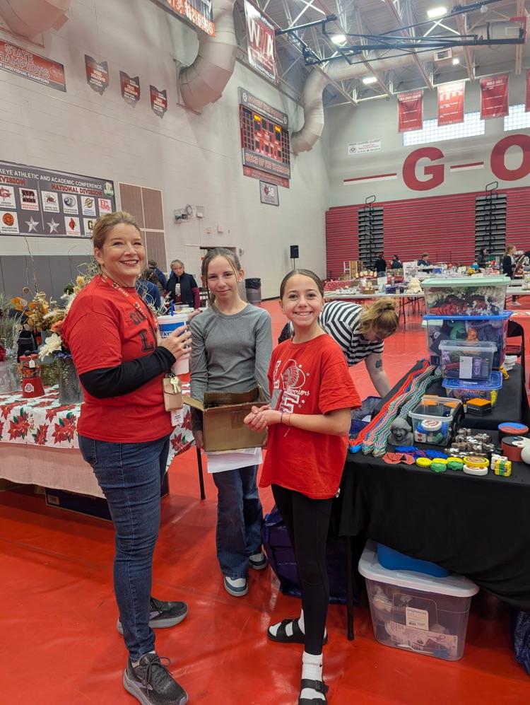 Over the weekend Goshen Middle School’s Leo Club had the opportunity to serve at the Holly Fair. They also had the honor of carrying the banner for the Goshen Chamber of Commerce’s Hometown Christmas parade. We are so proud of our Warriors! 