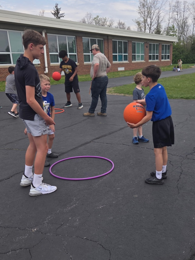 It's Friday... so you know what that means! Mini Warrior Mentor Day! The middle school PE students just love visiting with the elementary PE students! 