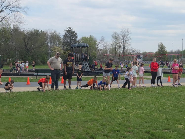 It's Friday... so you know what that means! Mini Warrior Mentor Day! The middle school PE students just love visiting with the elementary PE students! 