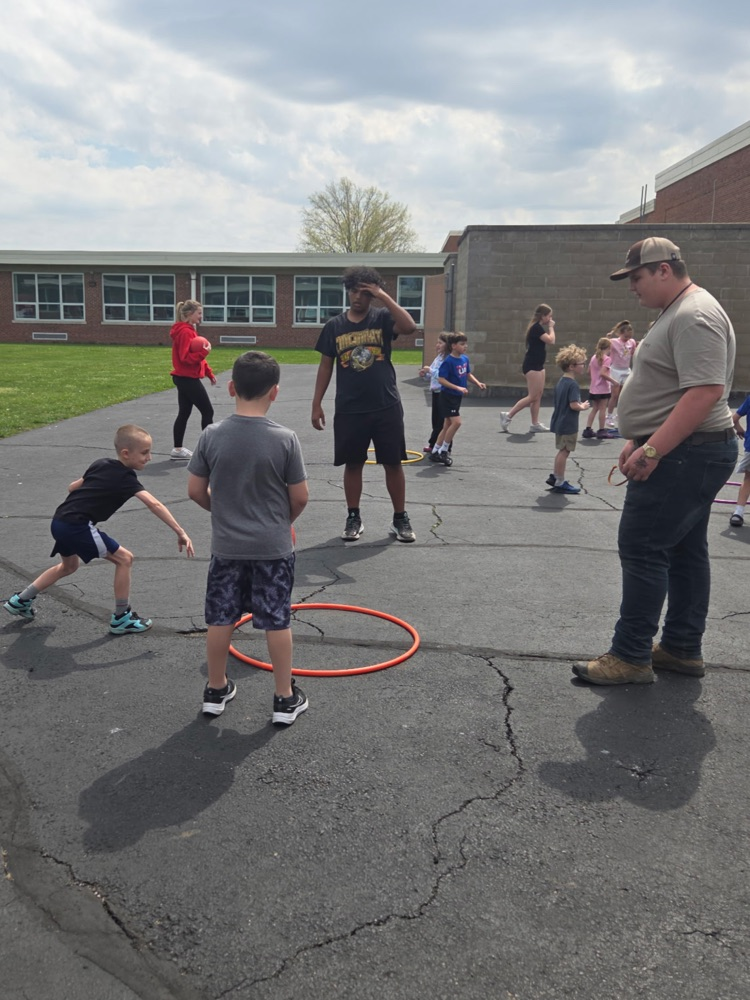 It's Friday... so you know what that means! Mini Warrior Mentor Day! The middle school PE students just love visiting with the elementary PE students! 