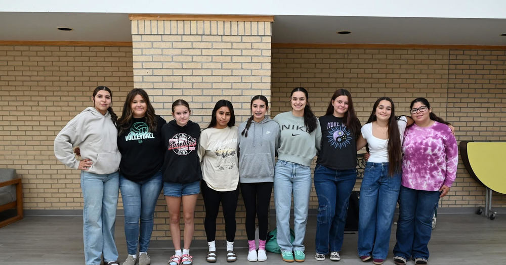 This 2025-2026 high school cheerleaders!💚 This year's cheerleaders include: Freshmen- Leila Pizarro, Madyson Grasmick, and Makisha Martinez; Sophomores- Victoria Cano, Mila Macias; Juniors Dayzriana Quintana, and Captain Piper McCarty; Seniors- Emersen Hernandez and Annalicia Mendez.🐾