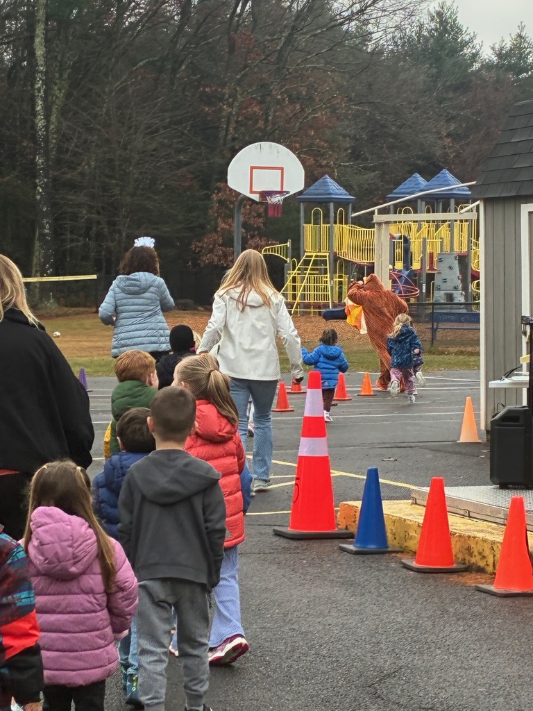 Students running a lap for the Turkey Trot