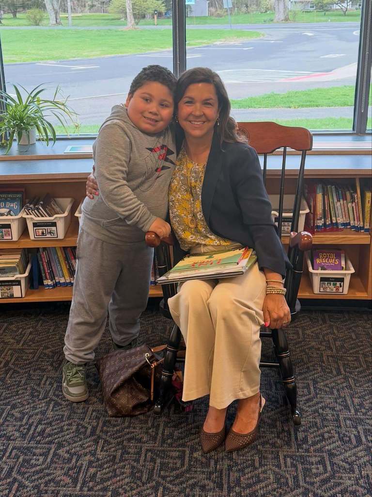 Superintendent Burke with a student in the library