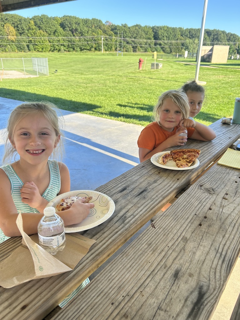 kids eating pizza