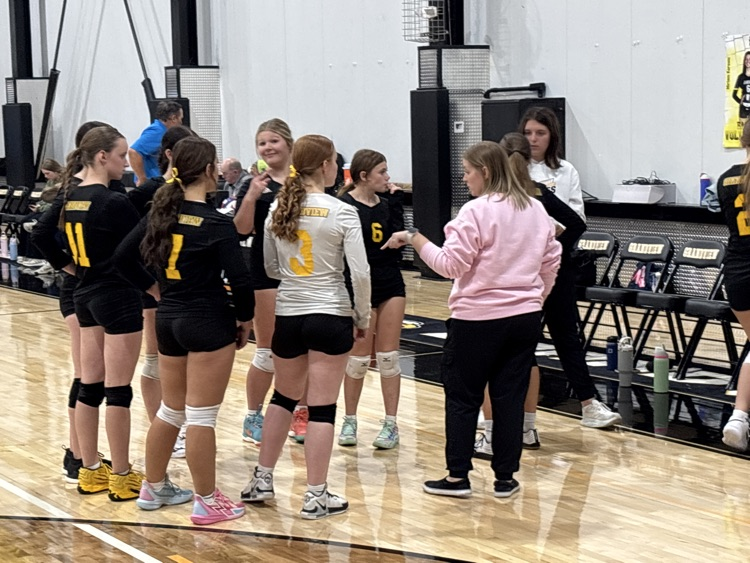 JV huddling up before the 2nd set