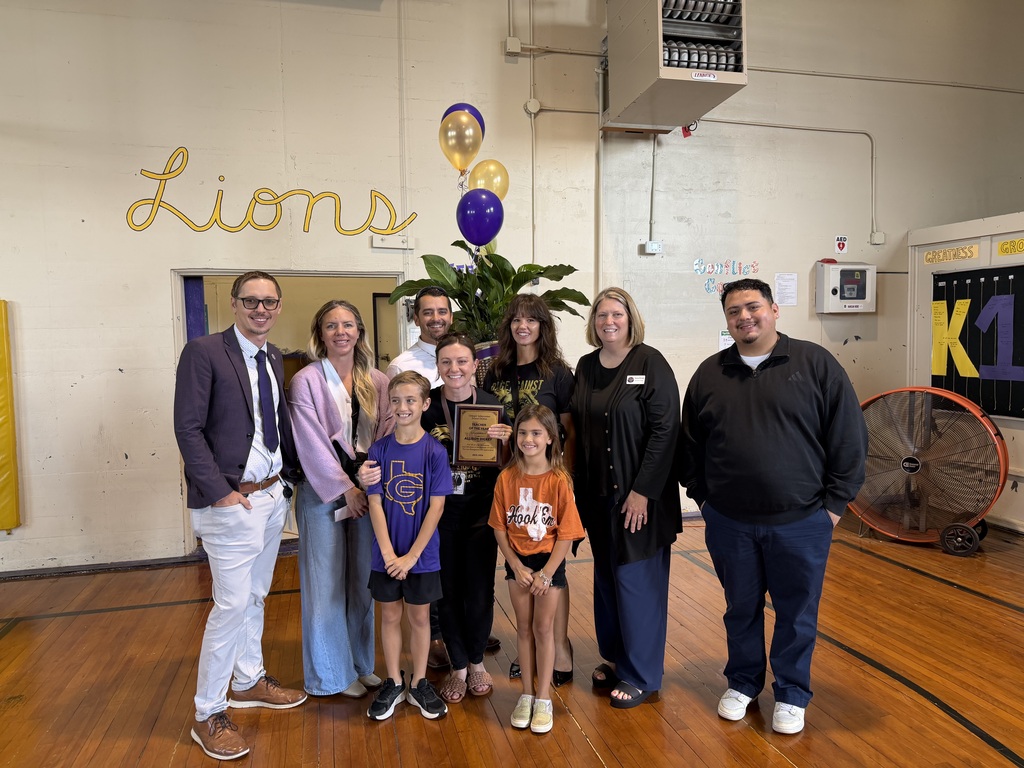 Mrs. Dickey with family and GISD admin