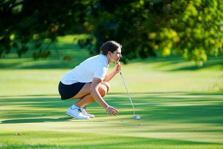 picture of Grant High School golfer Tyra Zerlaut lining up her putt