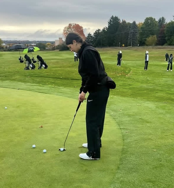 picture of Grant golfer Tyra Zerlaut on the putting green