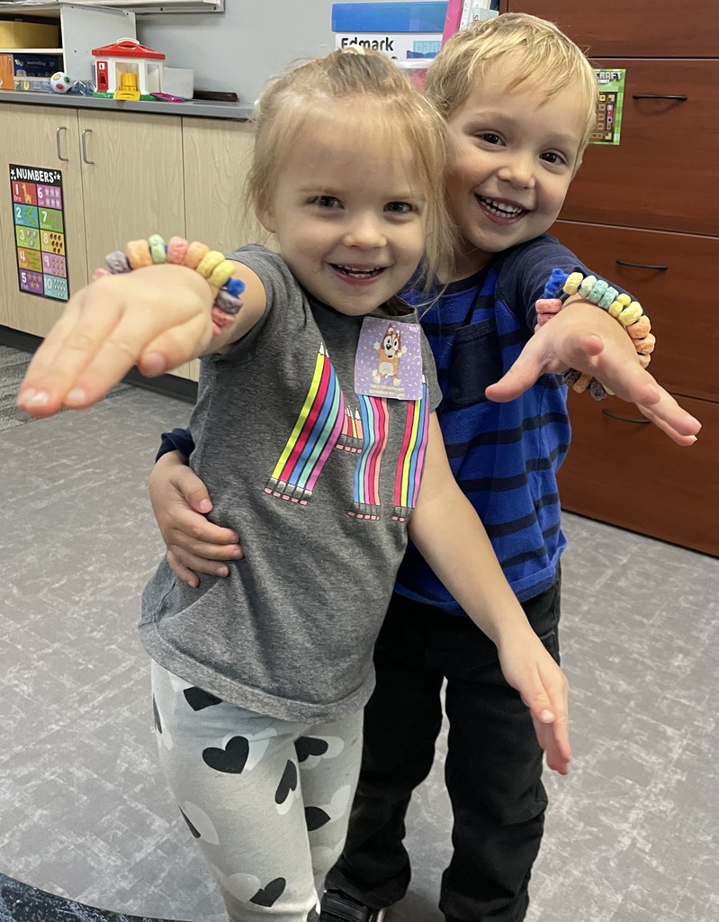 GES students make bracelets.