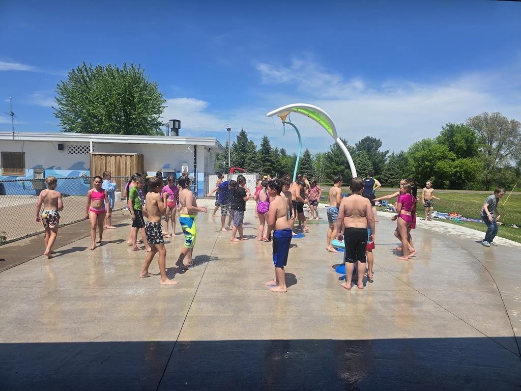 Grade 4 Enjoys Splash Pad at Community Pool!