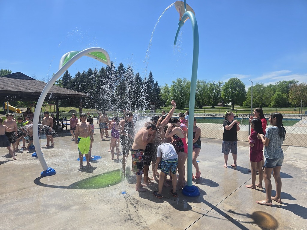 Grade 4 Enjoys Splash Pad at Community Pool!