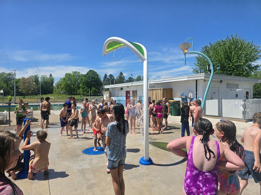 Grade 4 Enjoys Splash Pad at Community Pool!