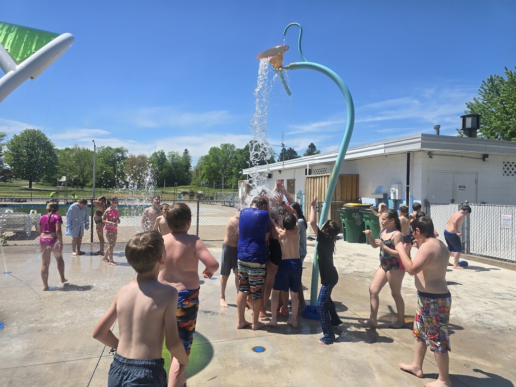 Grade 4 Enjoys Splash Pad at Community Pool!