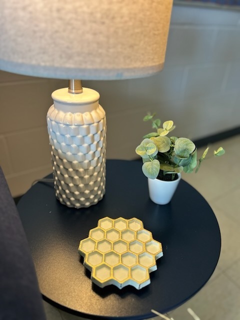 MJT Makeover: blue side table with bee decor, plant and white lamp