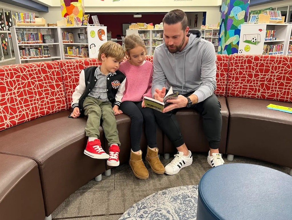 Bransford families pick up One School One Book and skate