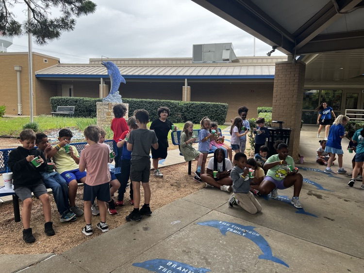 students eating snowcones