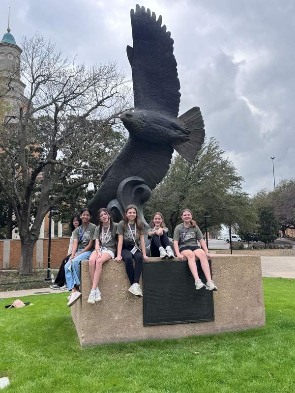 UNT Eagle statue with 6th grade group in front