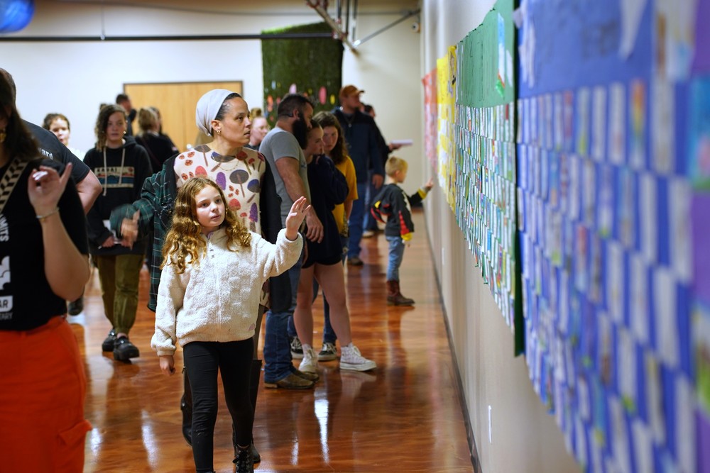 Leader in Me Family Night Families Explore Student Work