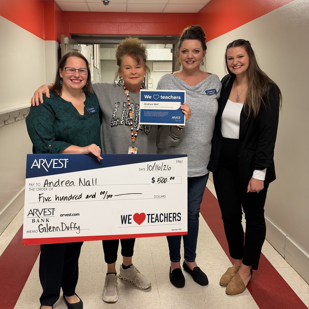 Dyslexia interventionist Andrea Nall receiving a $500 award from Arvest Bank
