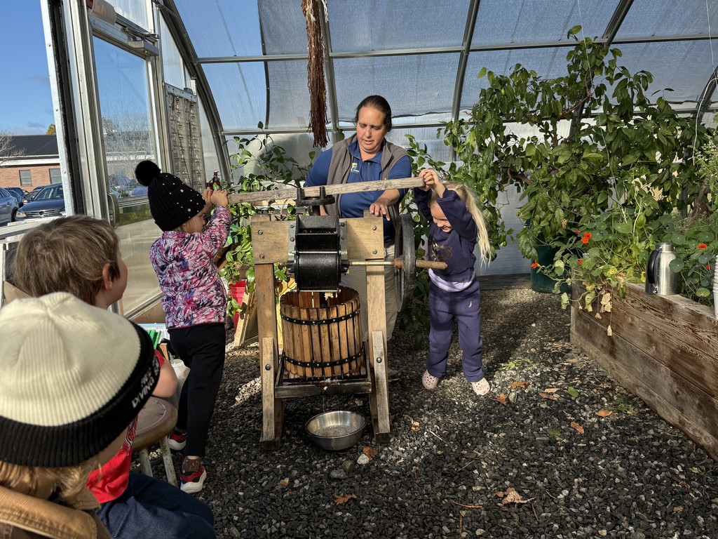 GSB Kindergarten pressing apple cider