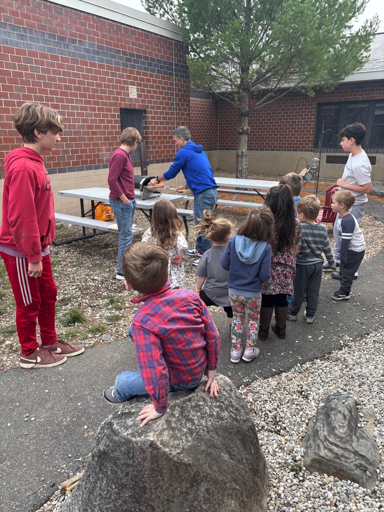 Pre-k got to try out their pizza making skills with the help of some 7th and 8th graders