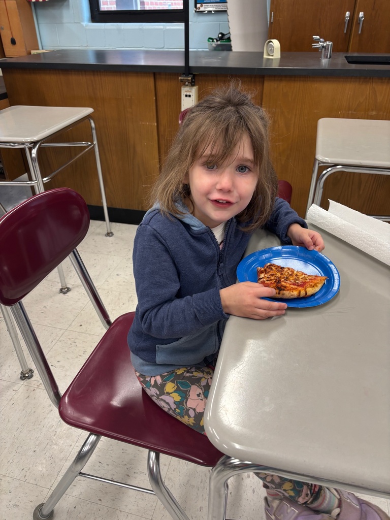 Pre-k got to try out their pizza making skills with the help of some 7th and 8th graders