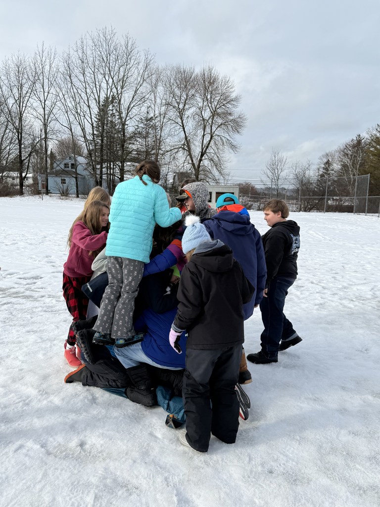 Paul, from Hearty Roots, challenges 5th graders to work together so that they can all float on a tiny "raft" together.