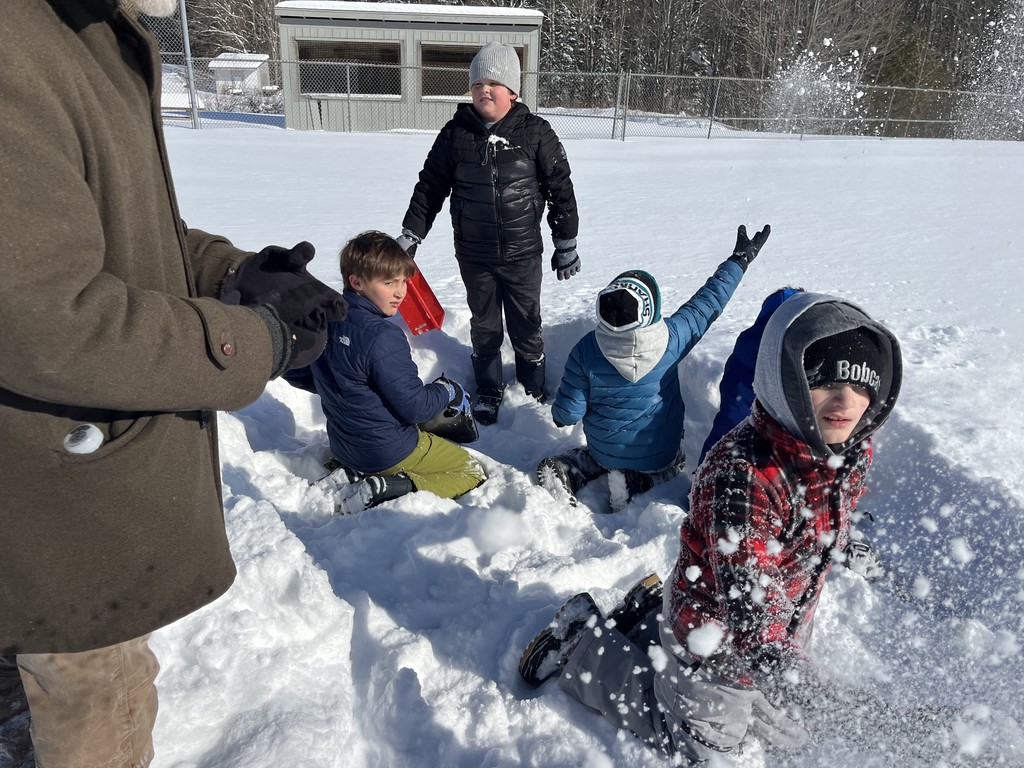 Students in fifth grade Art and Mr Roy’s fourth grade class collaborated to begin building snow structures in preparation for winter carnival.