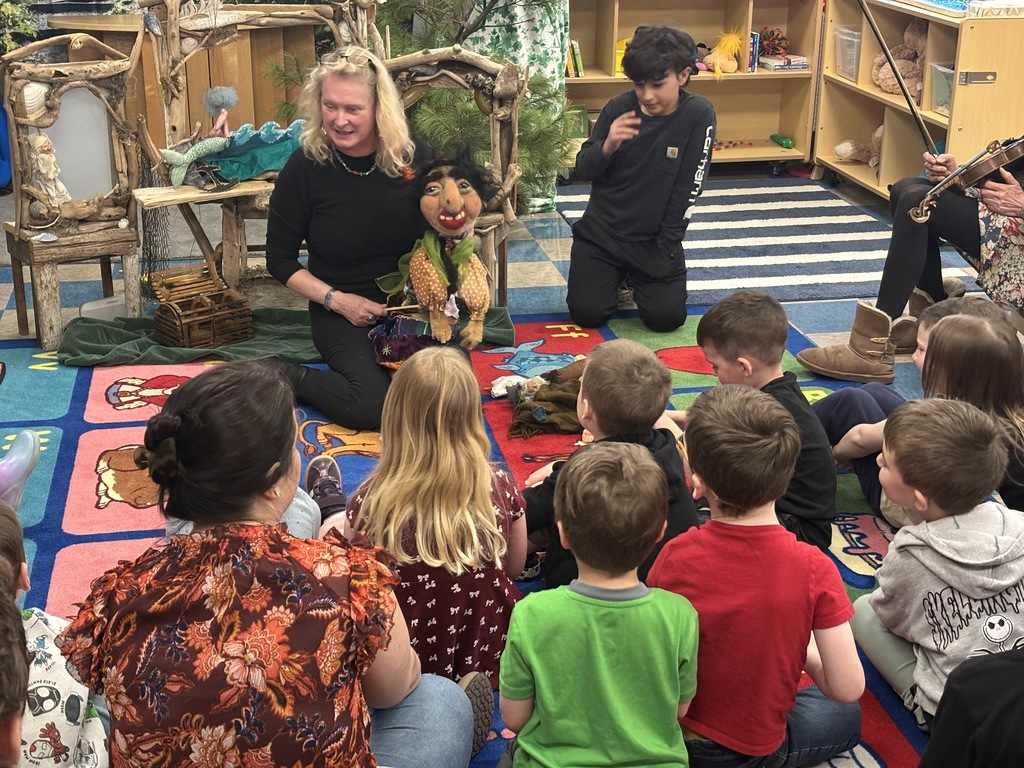 Melissa Glendenning came into the pre-k along with Kaity Newel to perform a beautiful puppet show and music for our class and Coastal Kids pre-k.