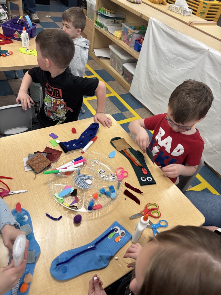 Melissa Glendenning came into the pre-k along with Kaity Newel to perform a beautiful puppet show and music for our class and Coastal Kids pre-k.