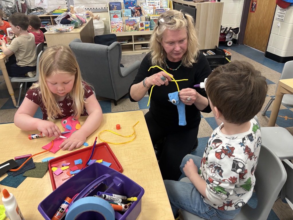 Melissa Glendenning came into the pre-k along with Kaity Newel to perform a beautiful puppet show and music for our class and Coastal Kids pre-k.
