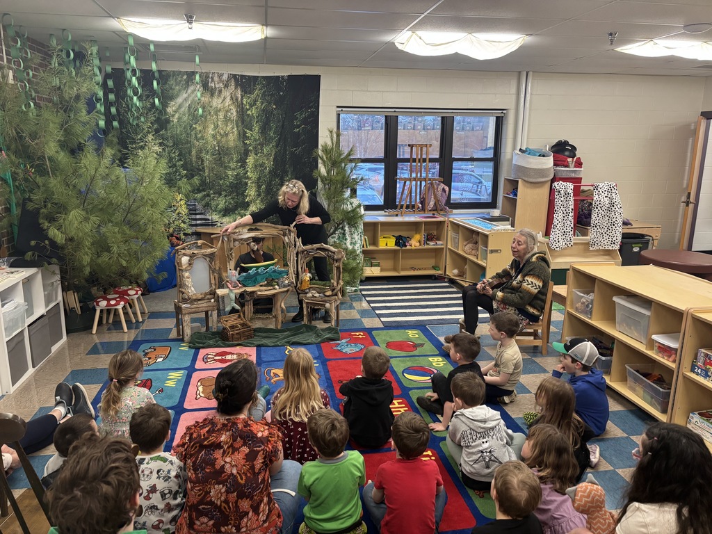 Melissa Glendenning came into the pre-k along with Kaity Newel to perform a beautiful puppet show and music for our class and Coastal Kids pre-k.
