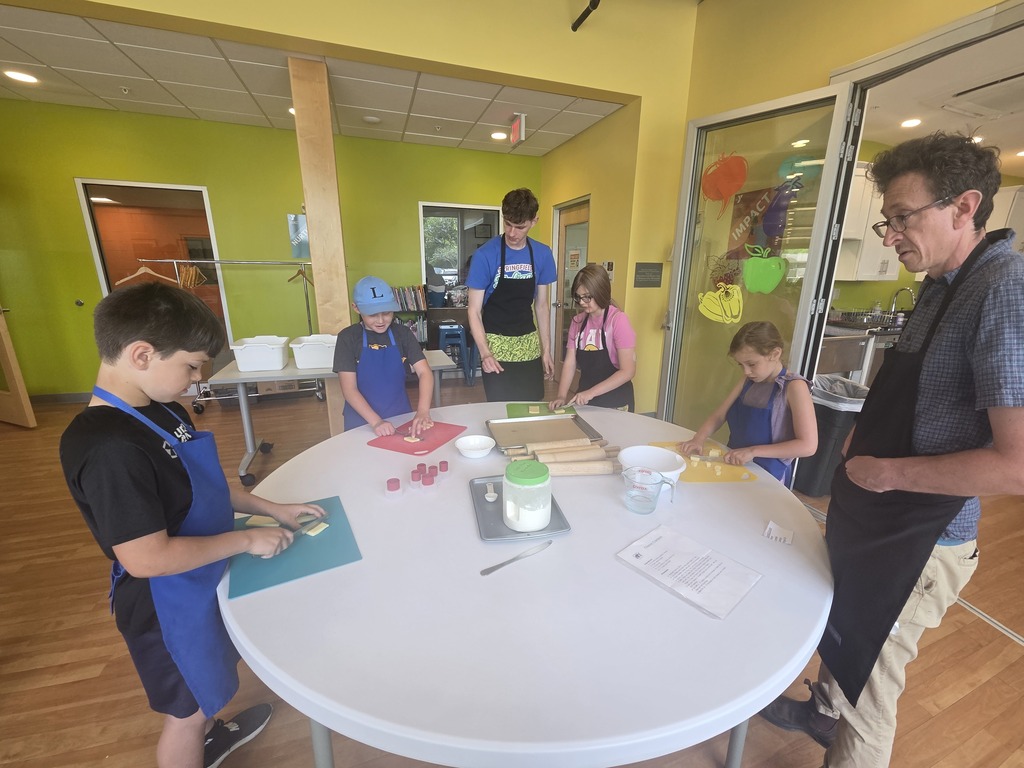 Third grade wrapped up our FARMS lessons by making appetizers for the art show. 