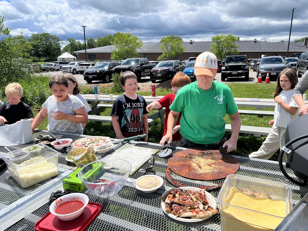 Ms Tracy's class and Mrs Hilton's class enjoy Agriculture Pizza with Ms Hedda & Ms Julie!