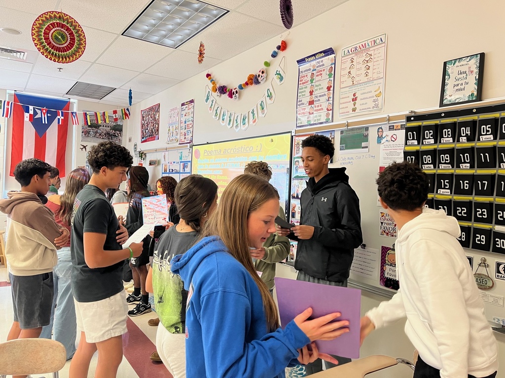 Ms. Simons' Spanish 2 classes presented their projects, "Todo sobre mi" in class this week. Muy bien!