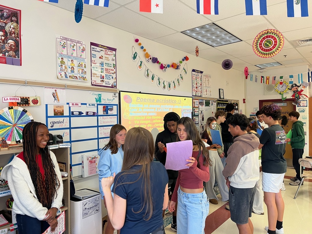 Ms. Simons' Spanish 2 classes presented their projects, "Todo sobre mi" in class this week. Muy bien!