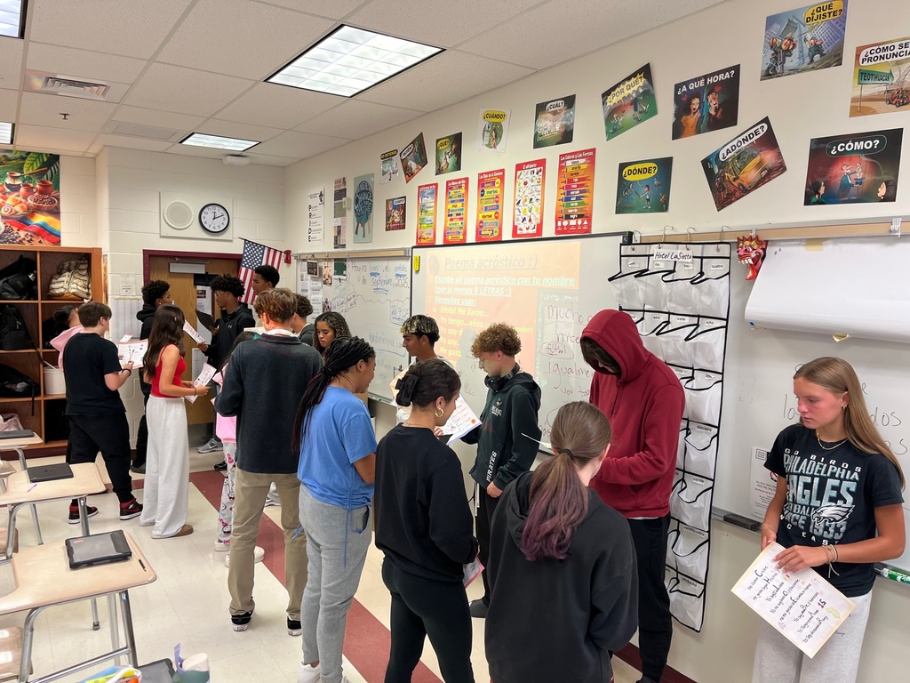 Ms. Simons' Spanish 2 classes presented their projects, "Todo sobre mi" in class this week. Muy bien!