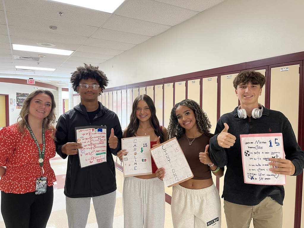 Ms. Simons' Spanish 2 classes presented their projects, "Todo sobre mi" in class this week. Muy bien!