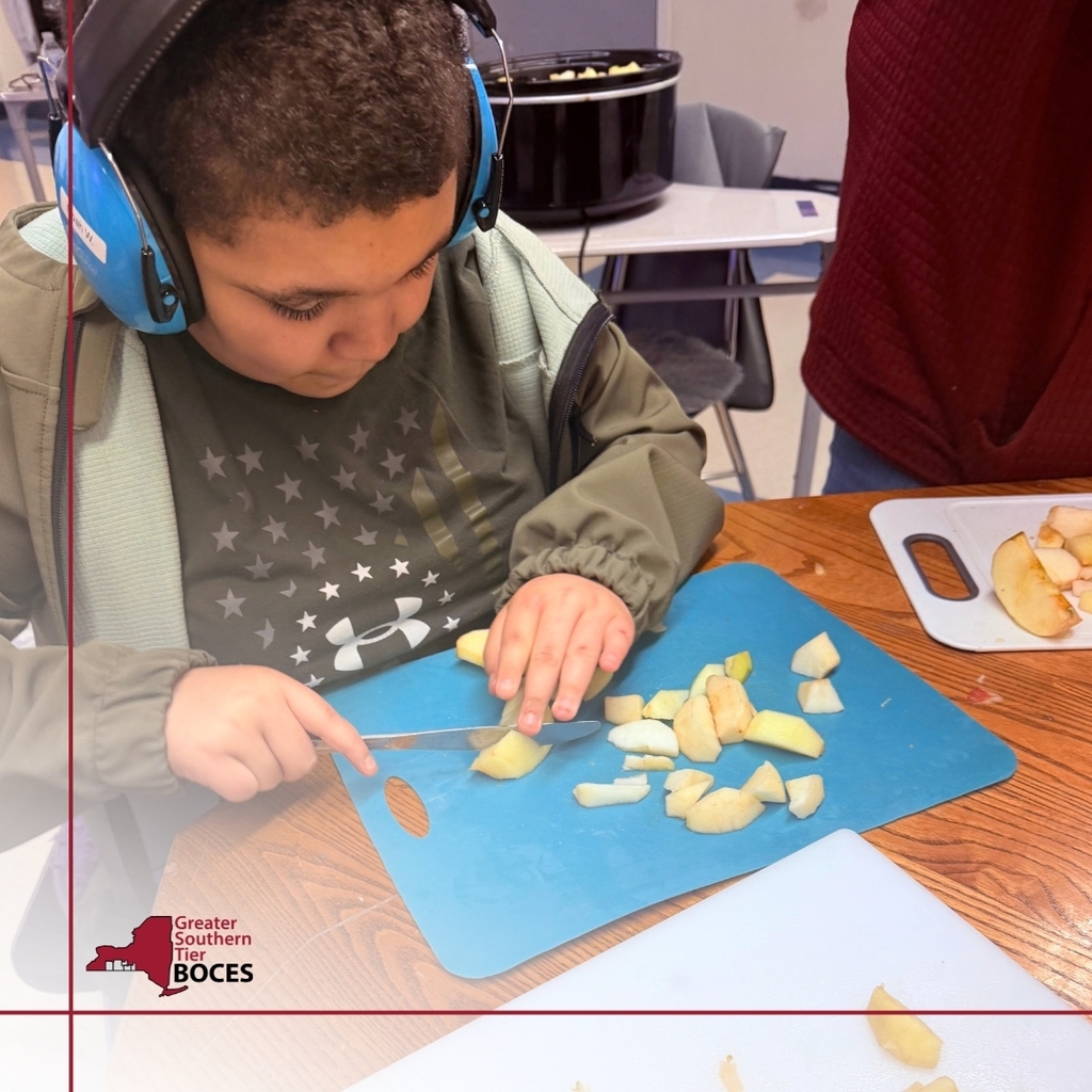Exceptional Ed students making applesauce