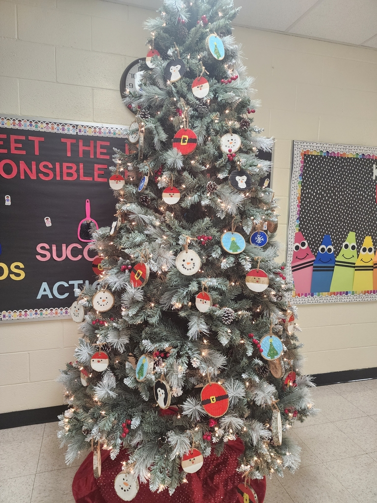 Christmas cheer is in full swing at Crichton Elementary! Mrs. Ridgeway, our Title I teacher, has been busy helping students create beautiful handmade ornaments for our school Christmas tree — and it is beautiful! ✨
#CrichtonElementary
#HolidaySpirit