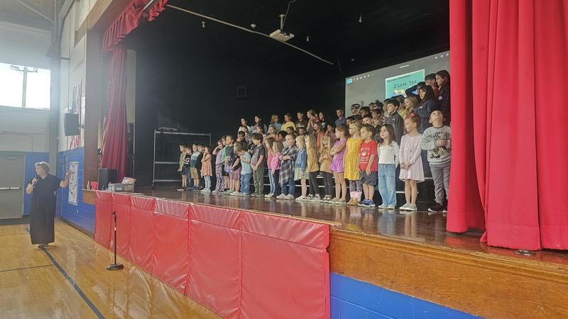 presenter and kids singing