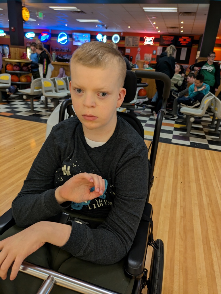 Summit Start Students go bowling.