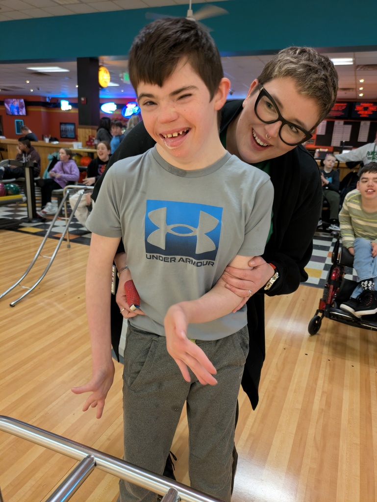 Summit Start Students go bowling.