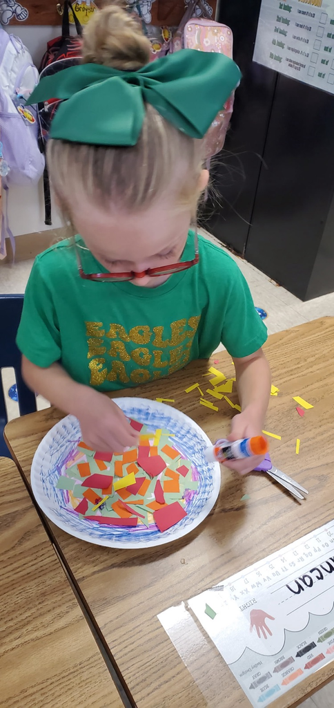 Mrs. Melissa's class was sharpening their skills while making Scissor Salads today!!