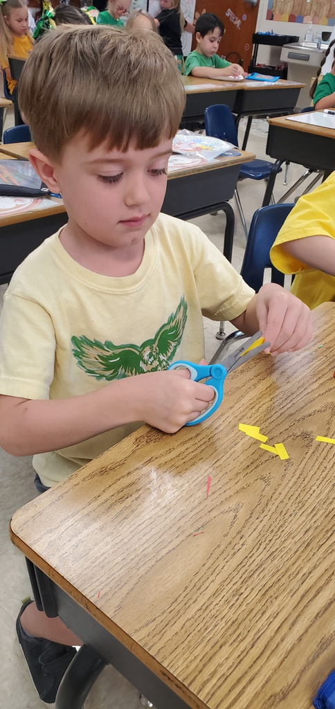 Mrs. Melissa's class was sharpening their skills while making Scissor Salads today!!