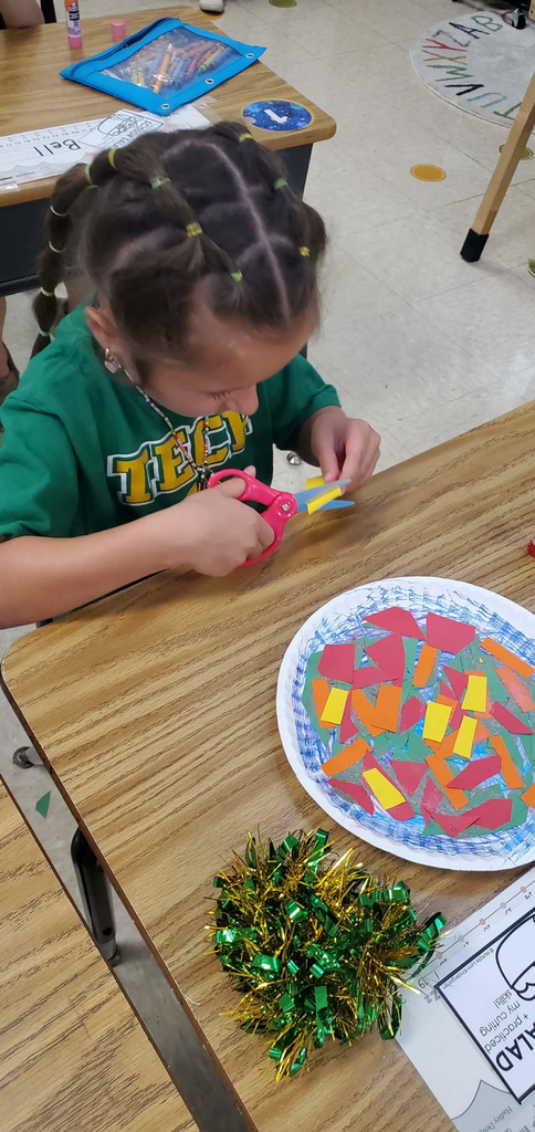 Mrs. Melissa's class was sharpening their skills while making Scissor Salads today!!