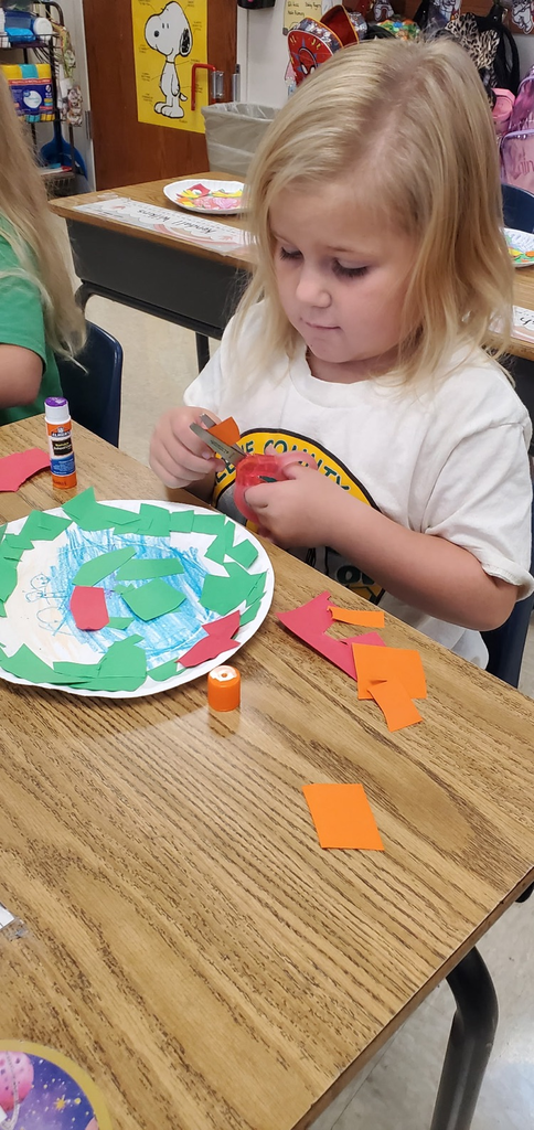 Mrs. Melissa's class was sharpening their skills while making Scissor Salads today!!