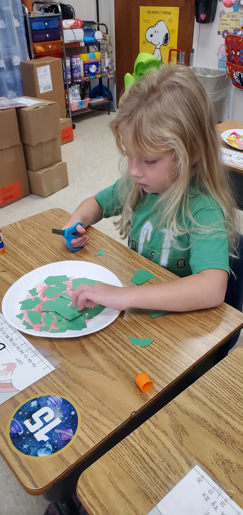 Mrs. Melissa's class was sharpening their skills while making Scissor Salads today!!